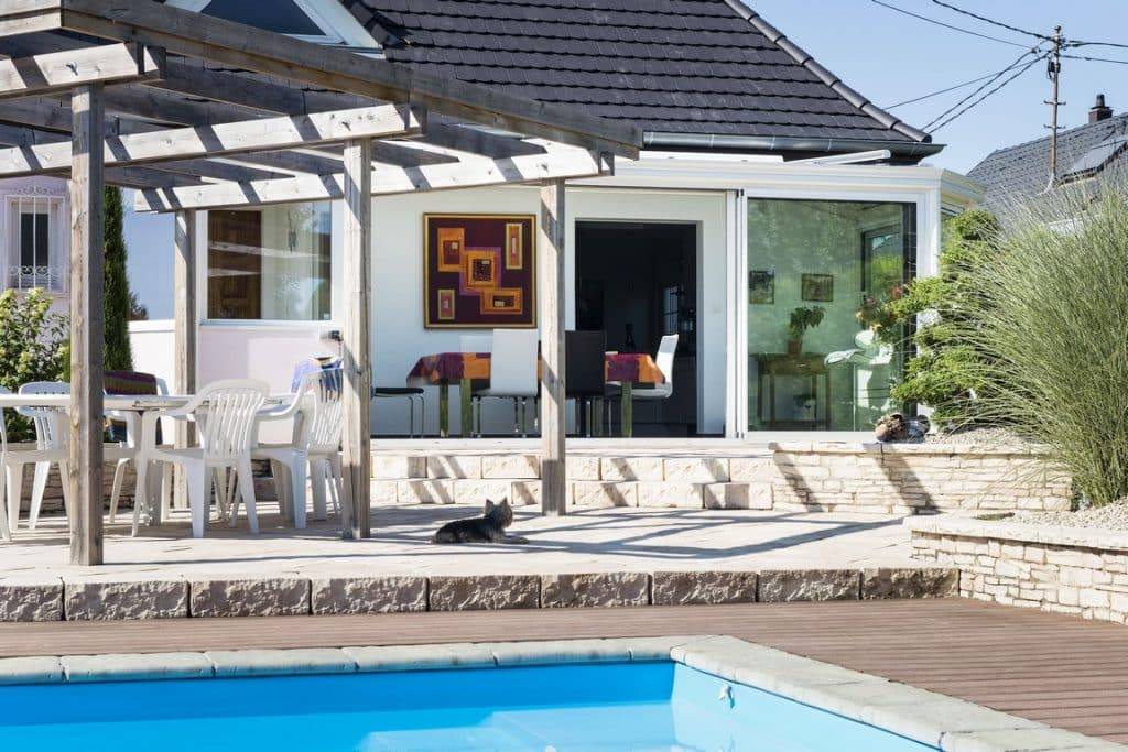 im3 veranda-toit-vitre-blanc-terrasse-piscine