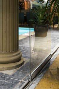 im4 Véranda élégante avec paroi en verre près d'une piscine chauffée
