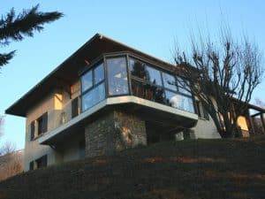 Véranda moderne intégrée à une maison offrant une vue panoramique