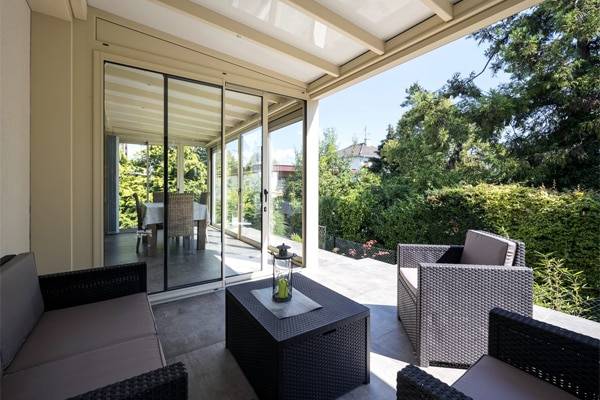 veranda-pergola-deux-en-un-blanc-salon-salle-a-manger