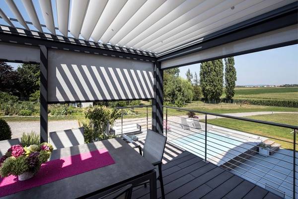 pergola-lames-orientables-stores-piscine-gris-anthracite