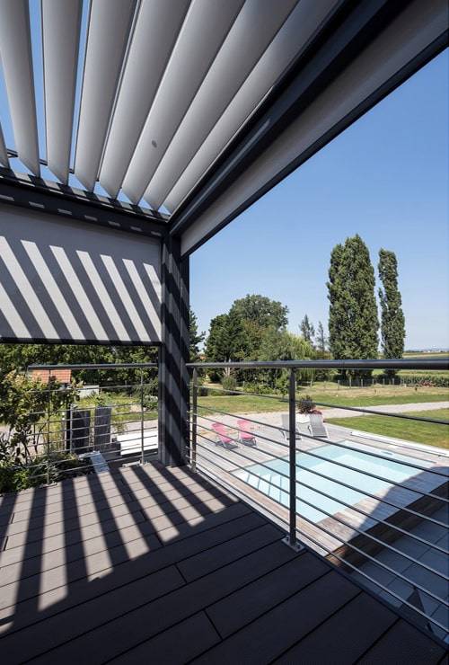 portrait pergola-lames-orientables-stores-piscine-gris-anthracite