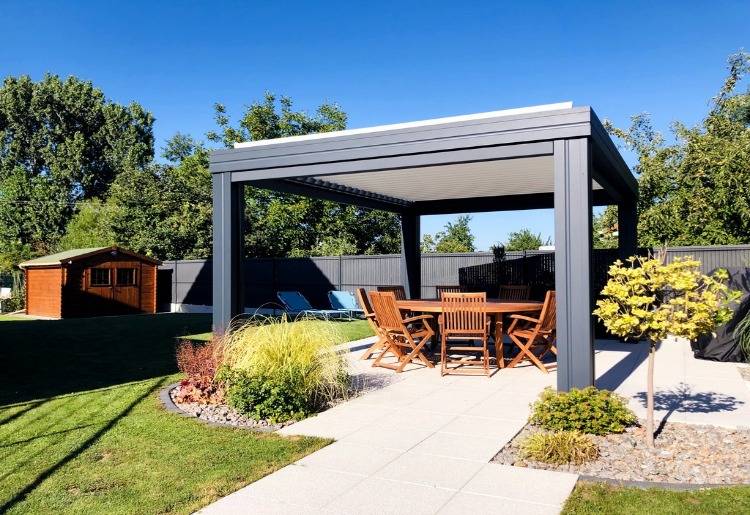 réalisation1 pergola-lames-orientables-gris-anthracite-jardin
