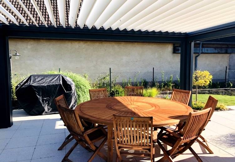 réalisation2 pergola-lames-orientables-gris-anthracite-jardin