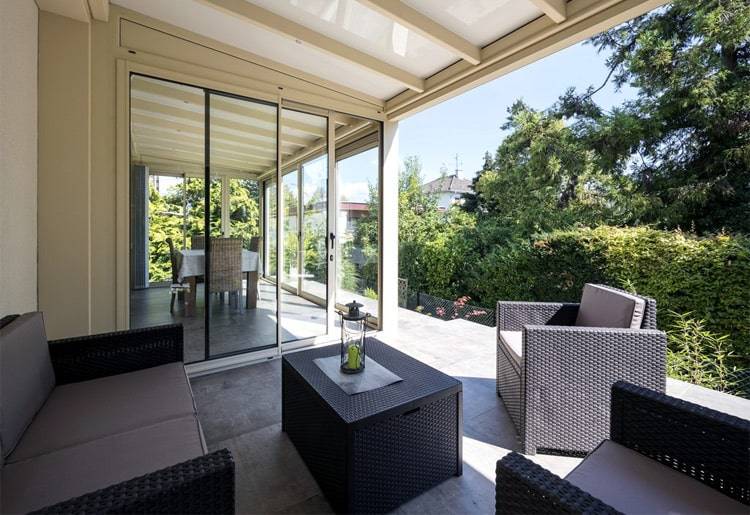 real1 veranda-pergola-deux-en-un-blanc-salon-salle-a-manger