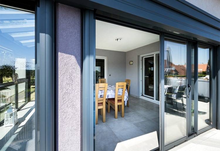 real1 veranda-salle-a-manger-gris-anthracite-integree-a-la-maison-toit-vitre-stores