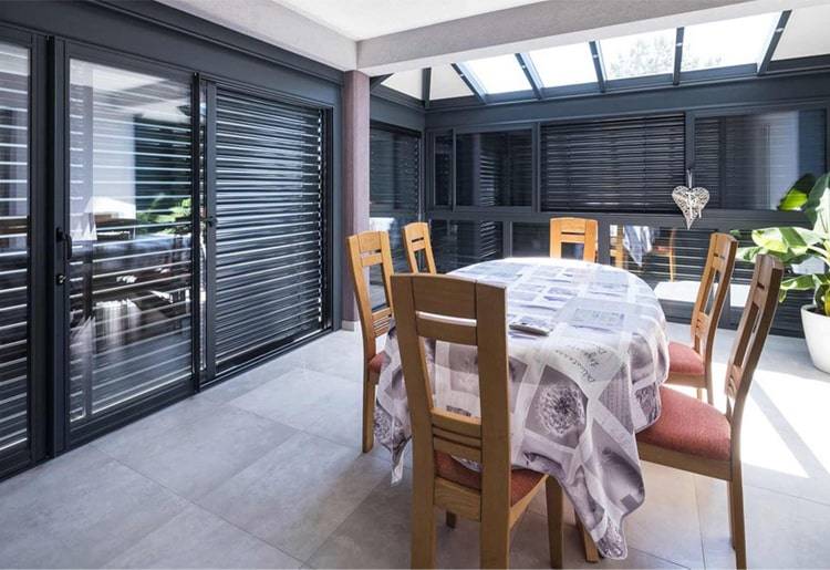 real2 veranda-salle-a-manger-gris-anthracite-integree-a-la-maison-toit-vitre-stores