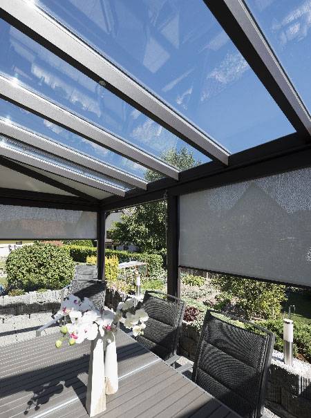 veranda-gris-anthracite-toit-vitre-salle-a-manger-stores