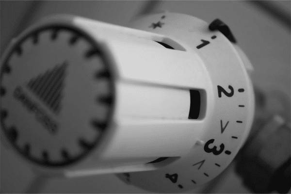 thumb1 Thermostat de chauffage en gros plan avec réglages de température