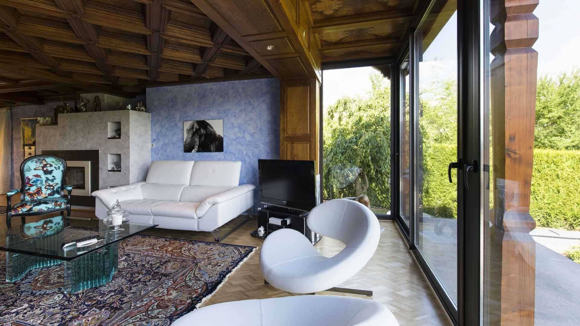 veranda-salon-baie-vitree-bois-salon
