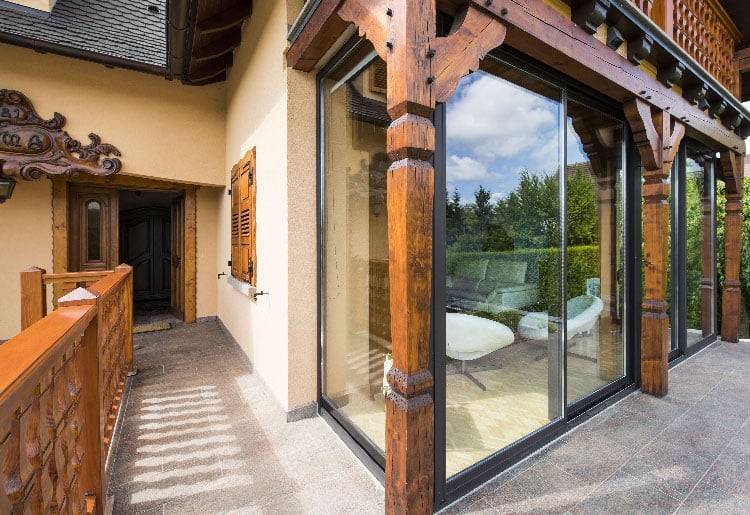 veranda-salon-baie-vitree-bois-salon