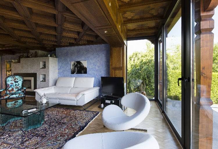 veranda-salon-baie-vitree-bois-salon