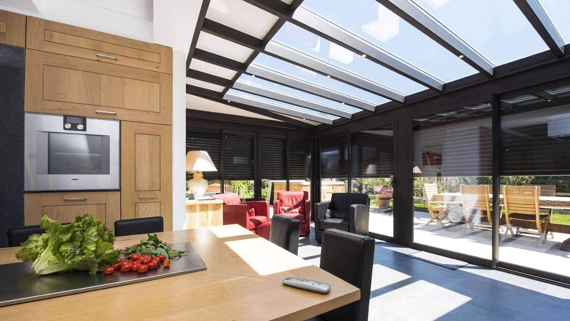 veranda-toit-vitre-cuisine-salon-stores