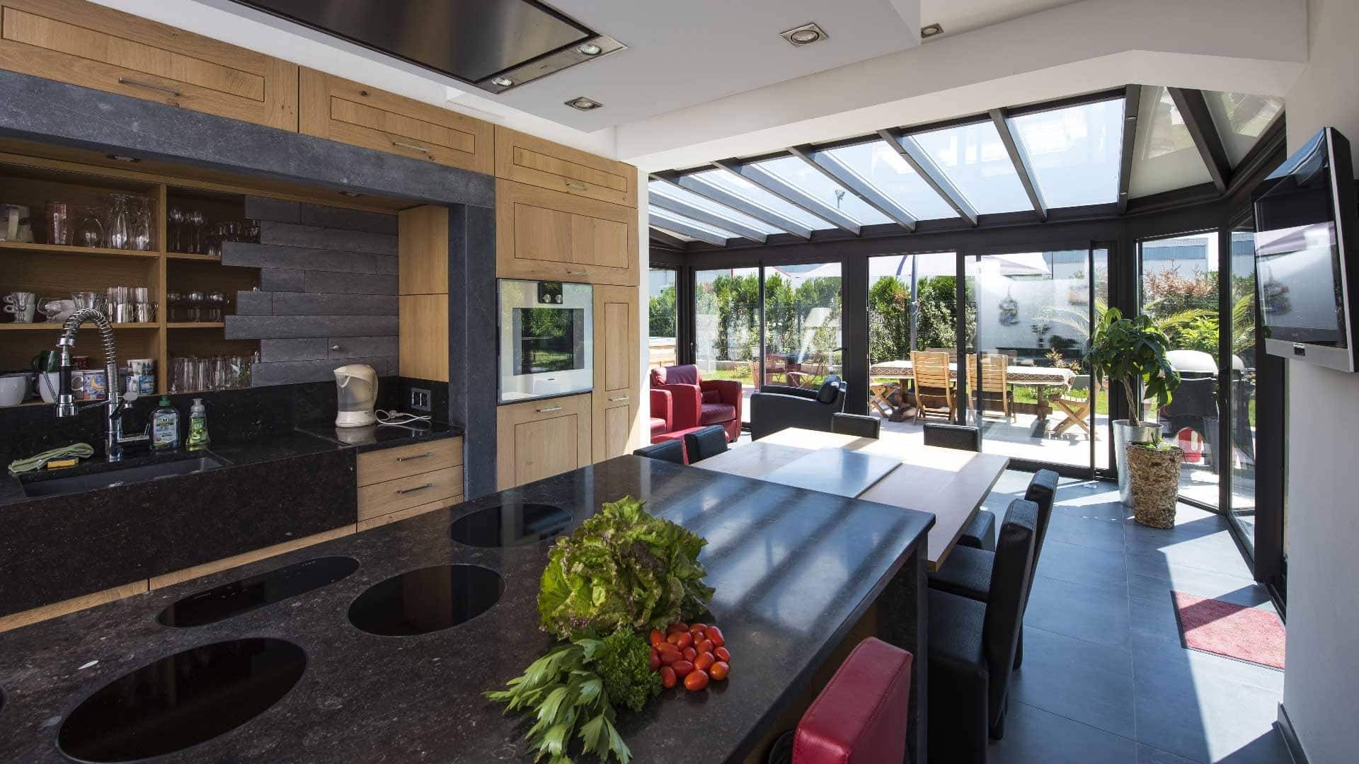 veranda-toit-vitre-cuisine-salon-stores