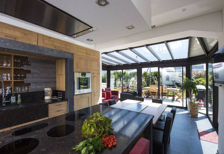 veranda-toit-vitre-cuisine-salon-stores