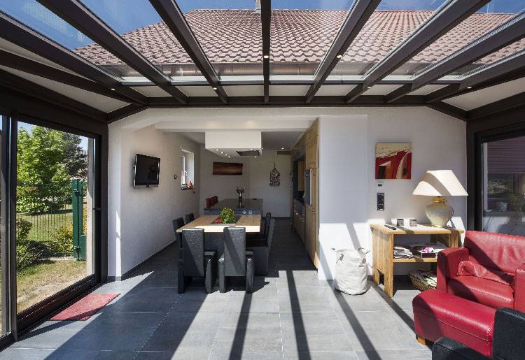 veranda-toit-vitre-cuisine-salon-stores