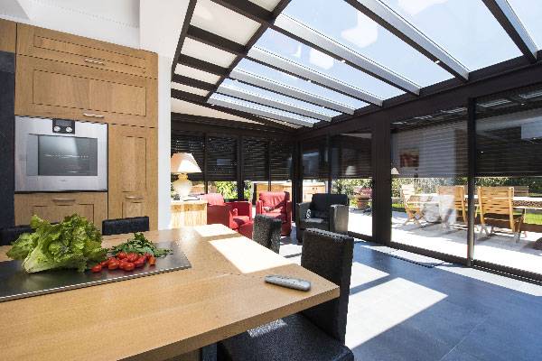 Veranda-cuisine-Lehmann-paysage veranda-toit-vitre-cuisine-salon-stores