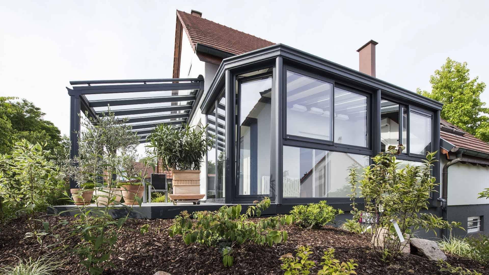 pergola-veranda-toit-vitre-stores-gris-anthracite