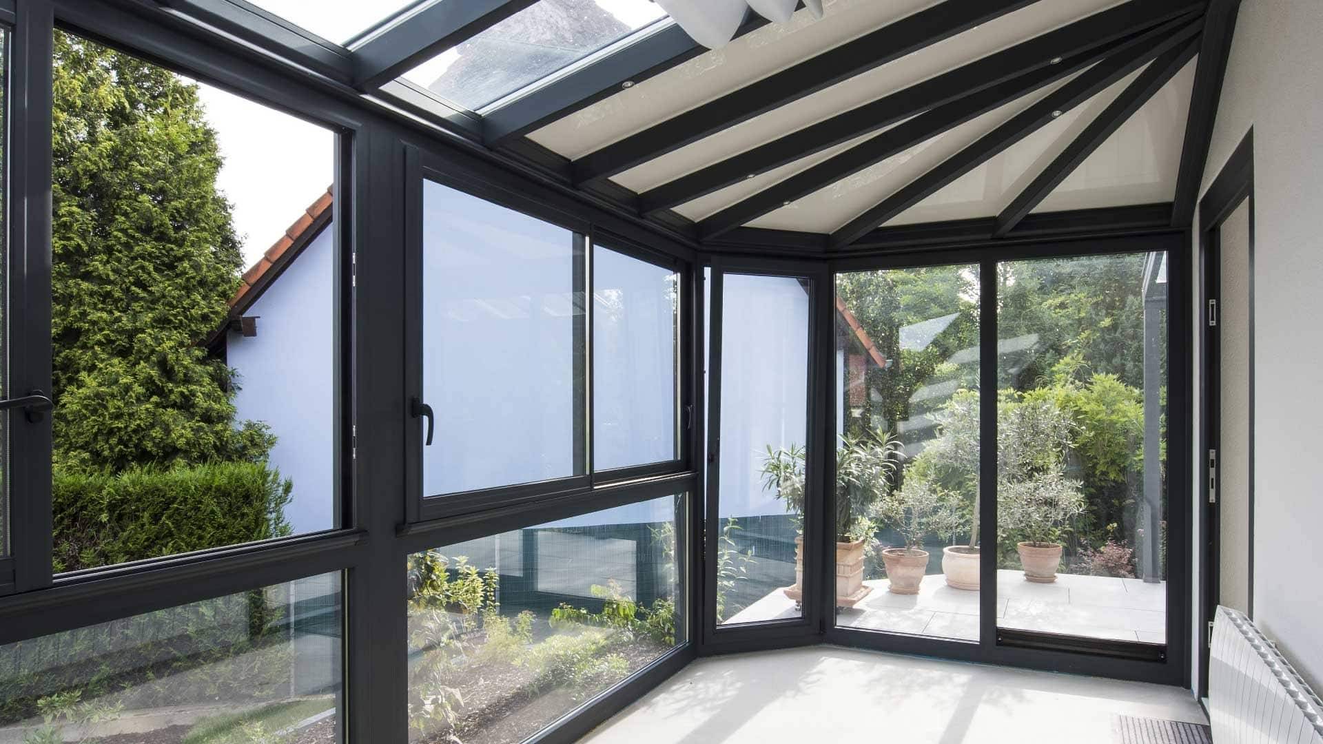 veranda-toit-vitre-stores-gris-anthracite