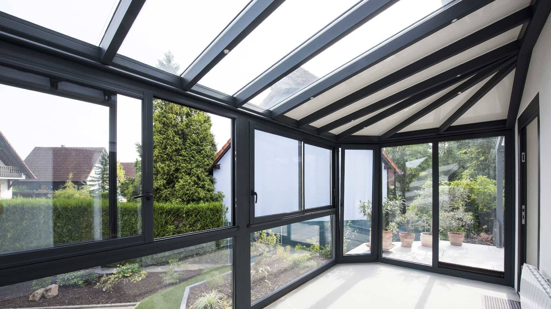 veranda-toit-vitre-stores-gris-anthracite