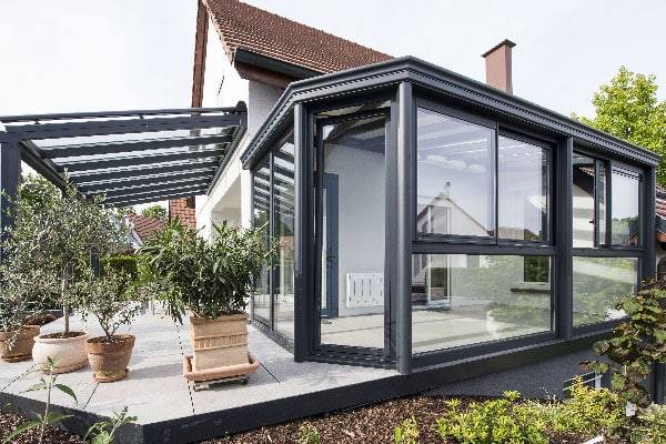 Veranda-Ebert-paysage pergola-veranda-toit-vitre-stores-gris-anthracite
