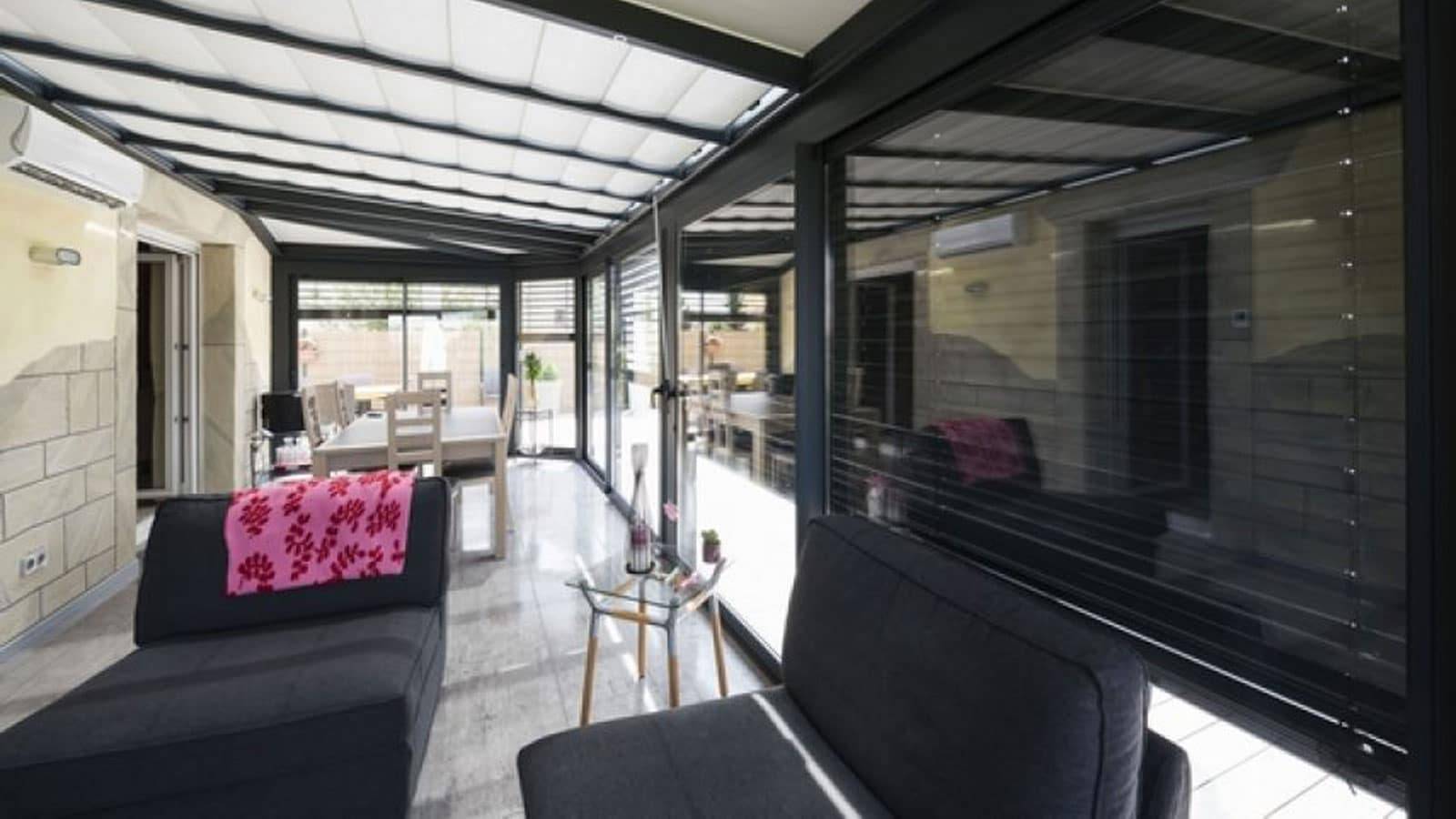 veranda-gris-anthracite-store-toit-vitresalon-salle-a-manger