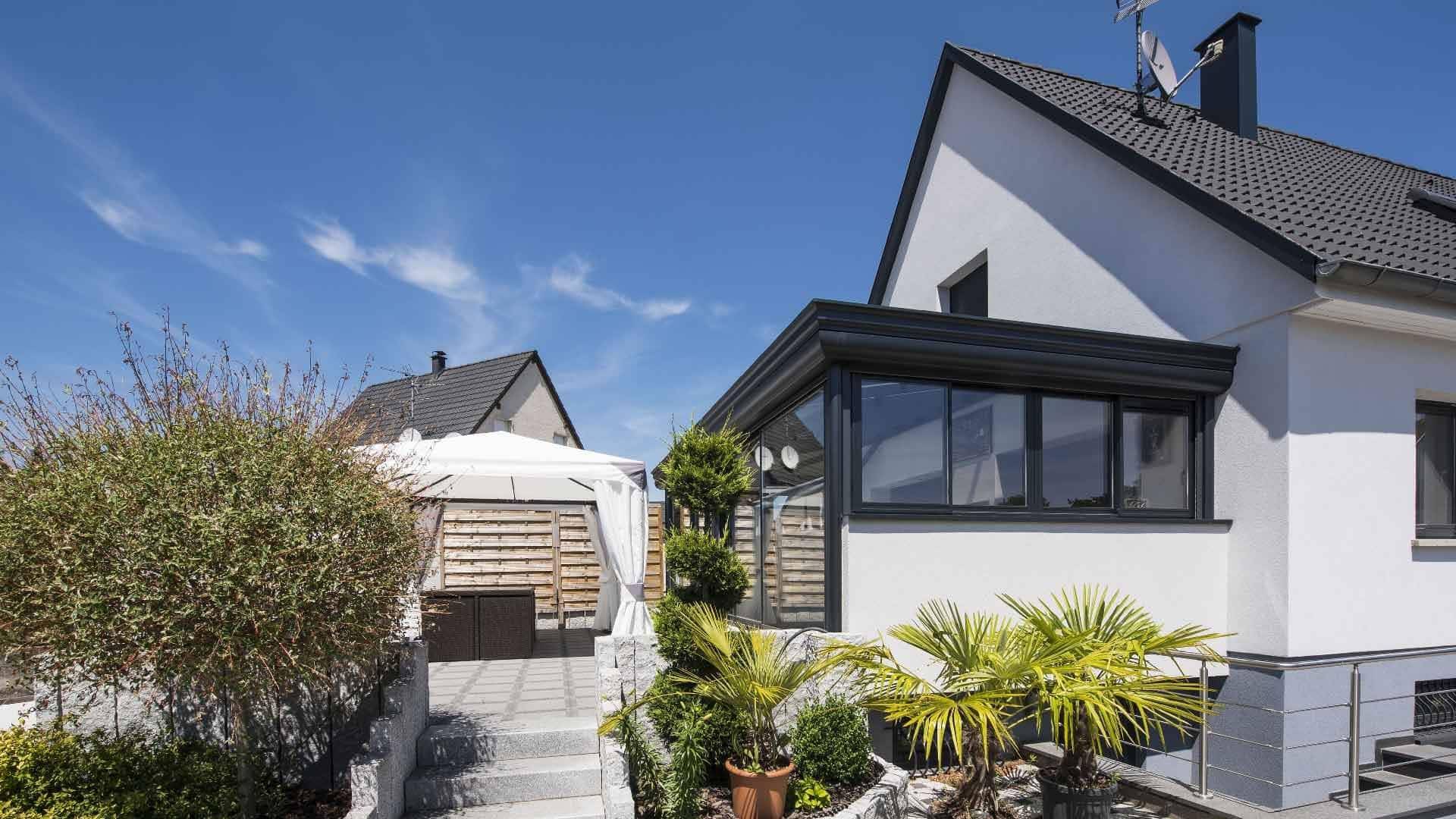 veranda-gris-anthracite-toit-vitre-salon-stores