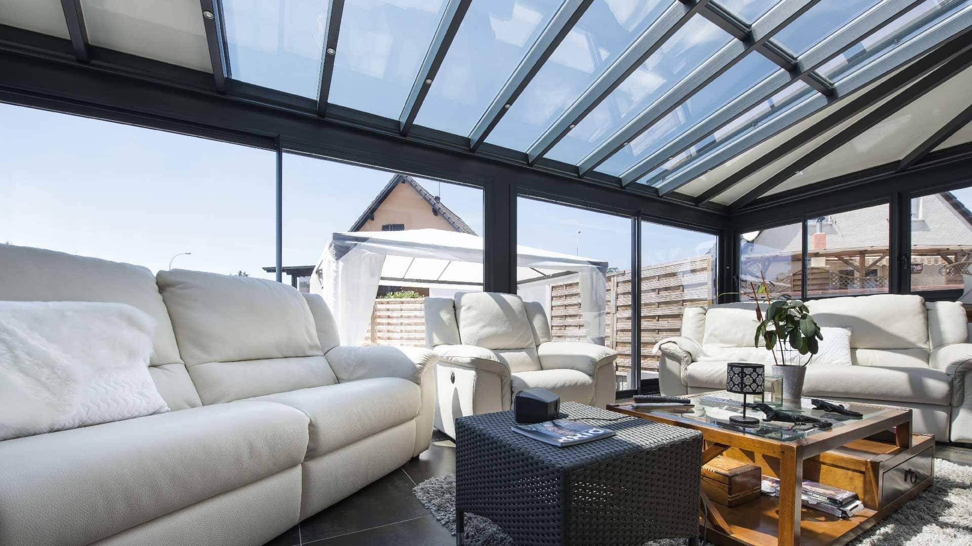 veranda-gris-anthracite-toit-vitre-salon-stores