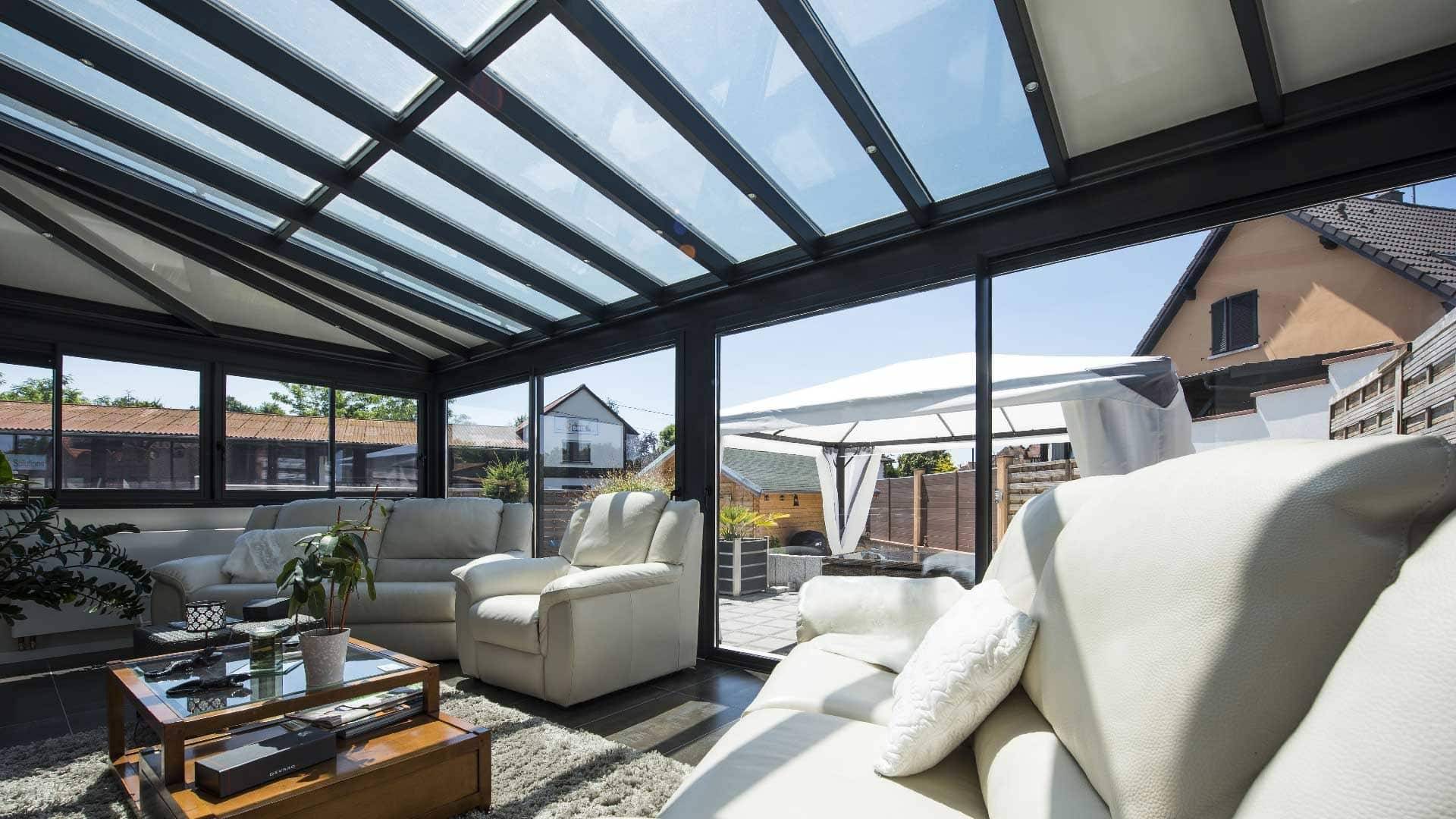 veranda-gris-anthracite-toit-vitre-salon-stores