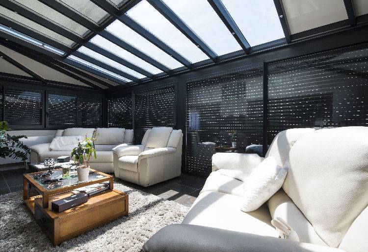 Veranda-moderne-Klauth-750_515-2 veranda-gris-anthracite-toit-vitre-salon-stores