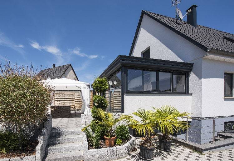 Veranda-moderne-Klauth-750_515 veranda-gris-anthracite-toit-vitre-salon-stores
