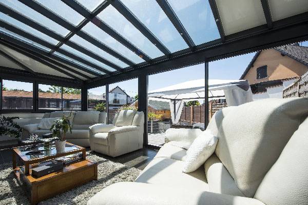 Veranda-moderne-Klauth-paysage veranda-gris-anthracite-toit-vitre-salon-stores
