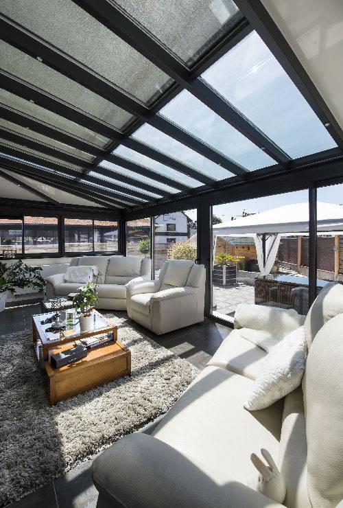Veranda-moderne-Klauth-portrait veranda-gris-anthracite-toit-vitre-salon-stores