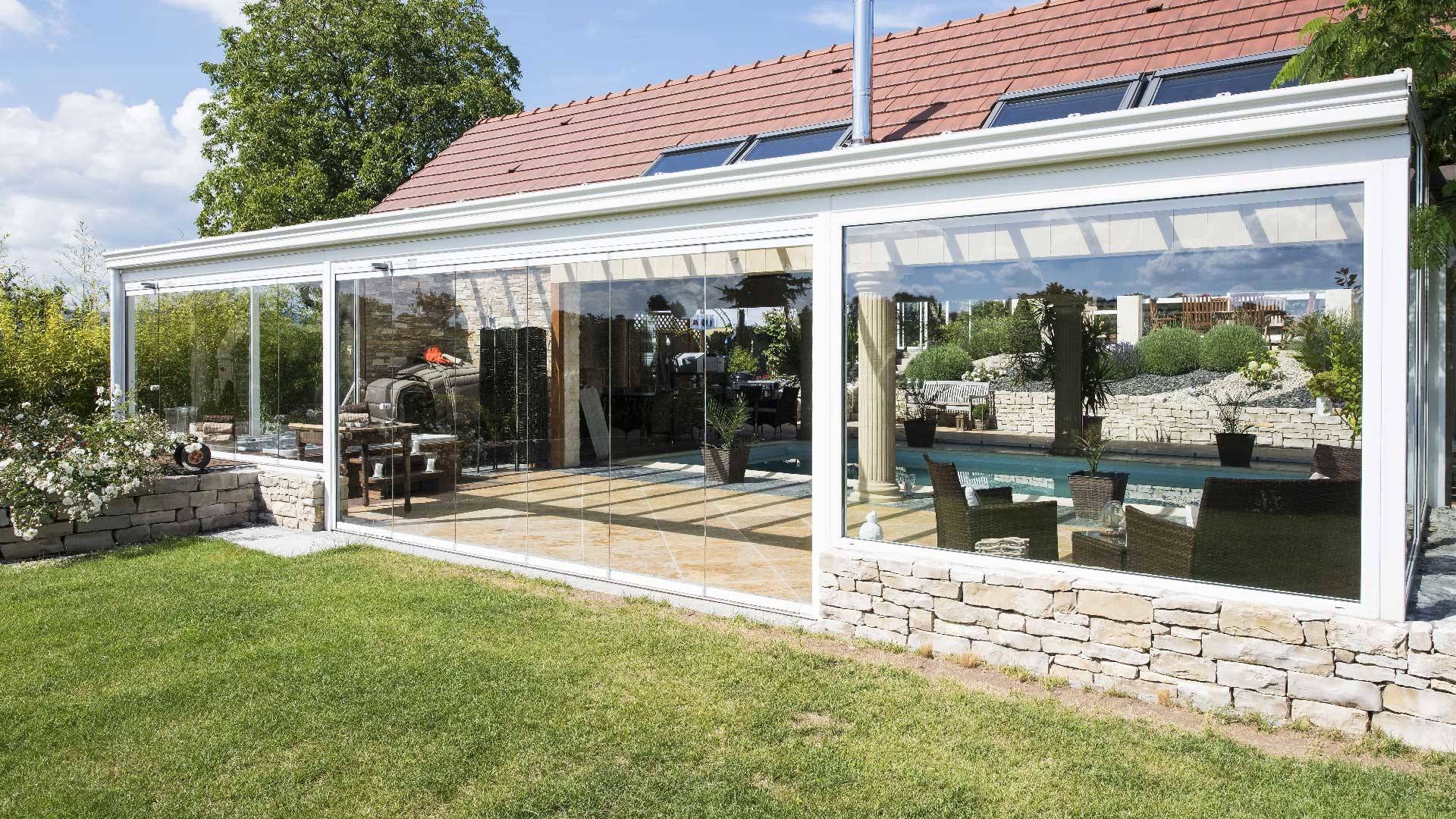 veranda-blanc-toit-vitre-piscine-colonnes