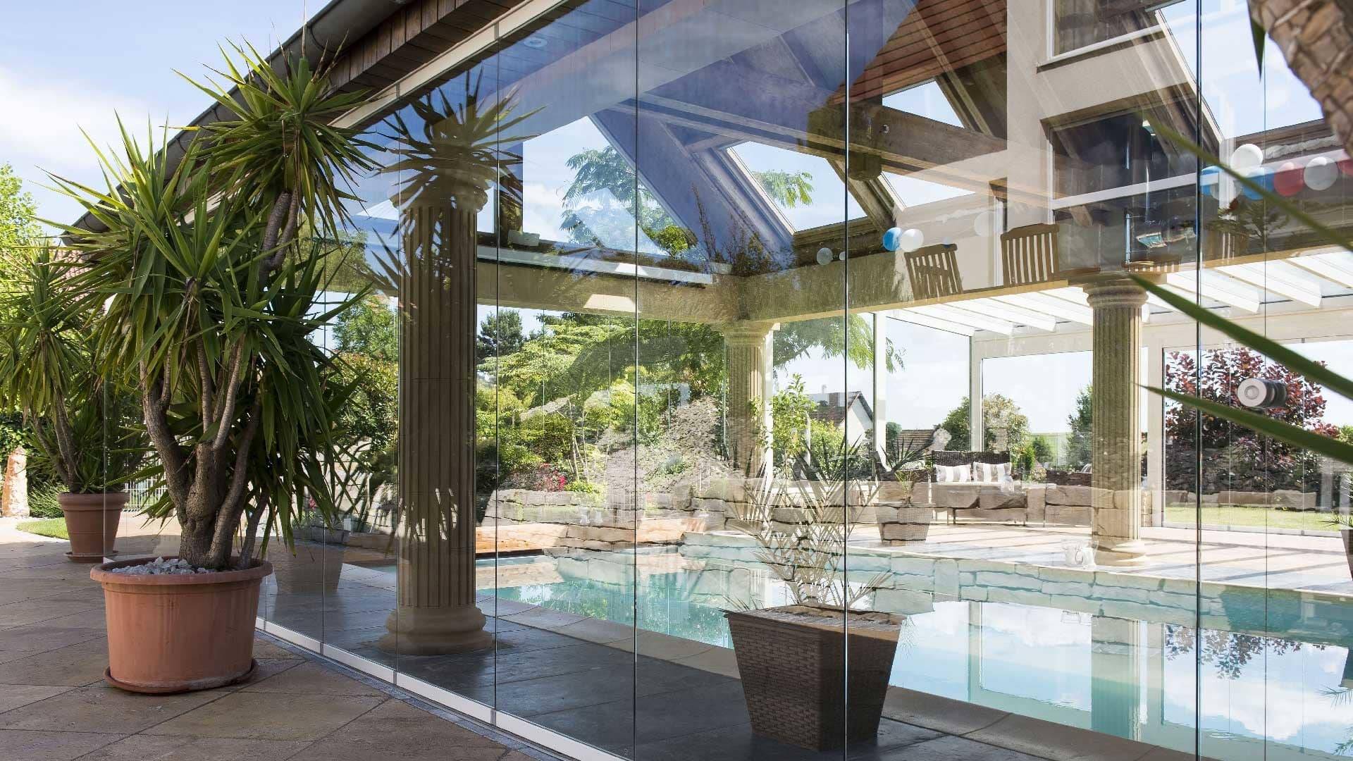 veranda-blanc-toit-vitre-piscine-colonnes