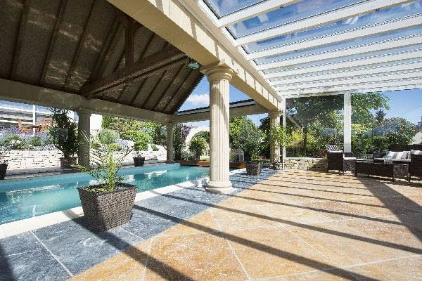 veranda-piscine-Heiby-paysage veranda-blanc-toit-vitre-piscine-colonnes