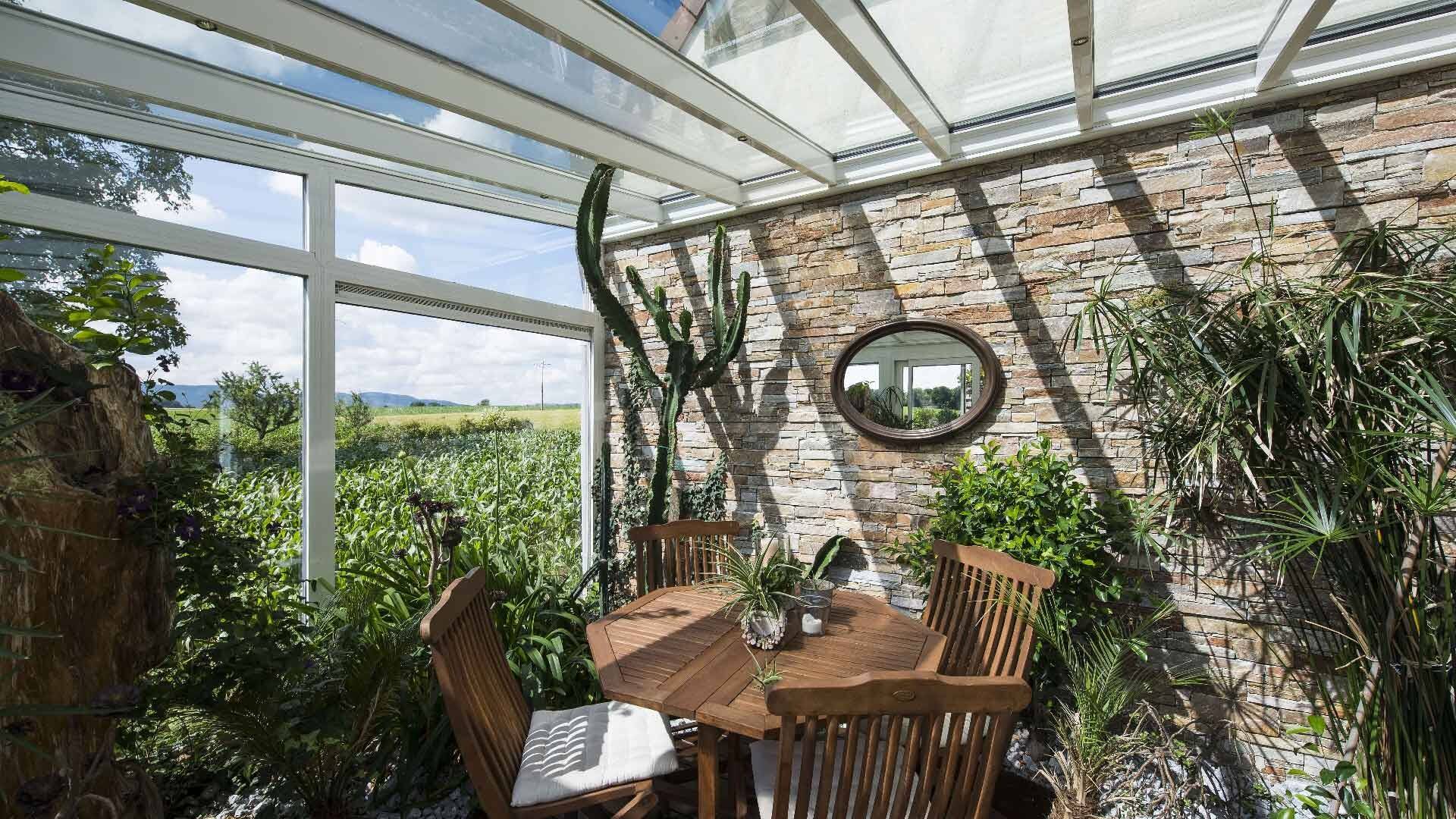 veranda-blanc-toit-vitre-plantes-terrasse