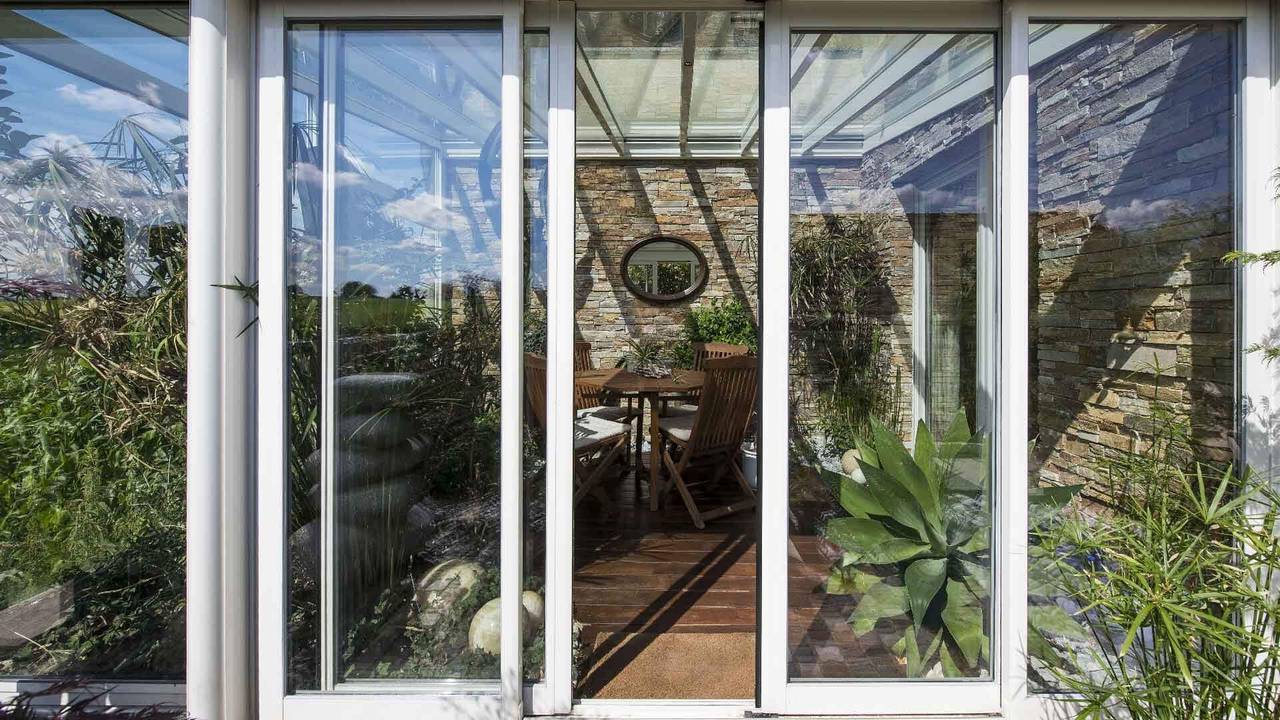 veranda-serre-heiby-1920_1080-3 veranda-blanc-toit-vitre-plantes-terrasse
