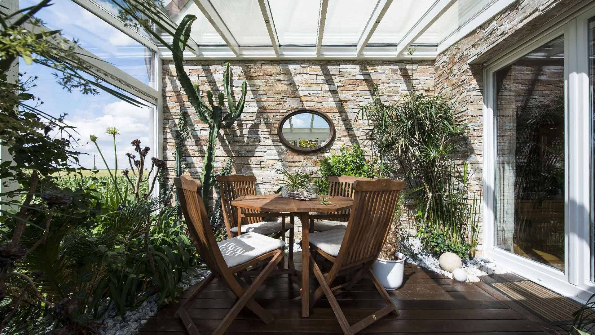 veranda-blanc-toit-vitre-plantes-terrasse