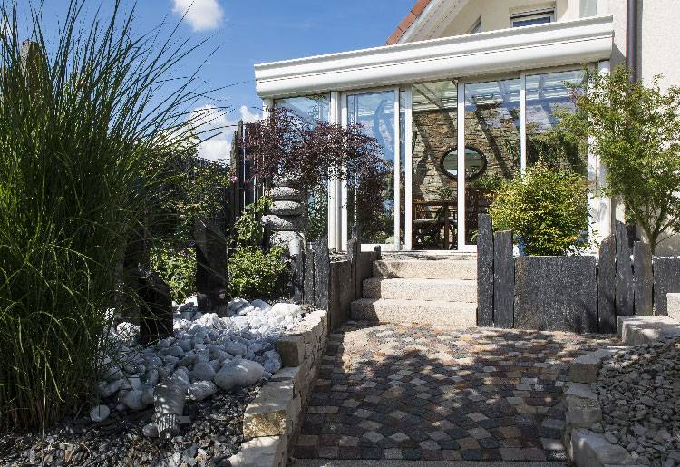 veranda-serre-heiby-750_515-2 veranda-blanc-toit-vitre-plantes-terrasse