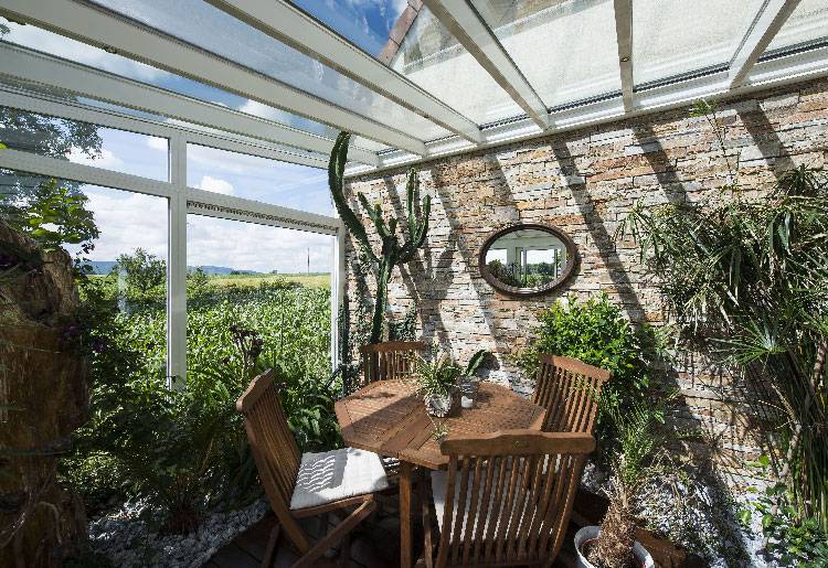 veranda-serre-heiby-750_515 veranda-blanc-toit-vitre-plantes-terrasse