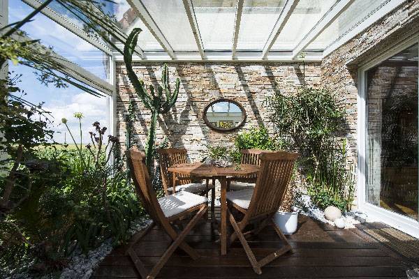 veranda-serre-heiby-paysage veranda-blanc-toit-vitre-plantes-terrasse