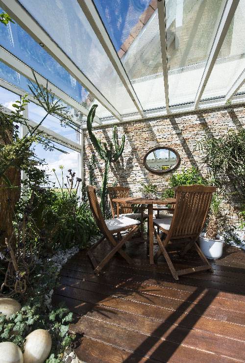 veranda-serre-heiby-portrait veranda-blanc-toit-vitre-plantes-terrasse