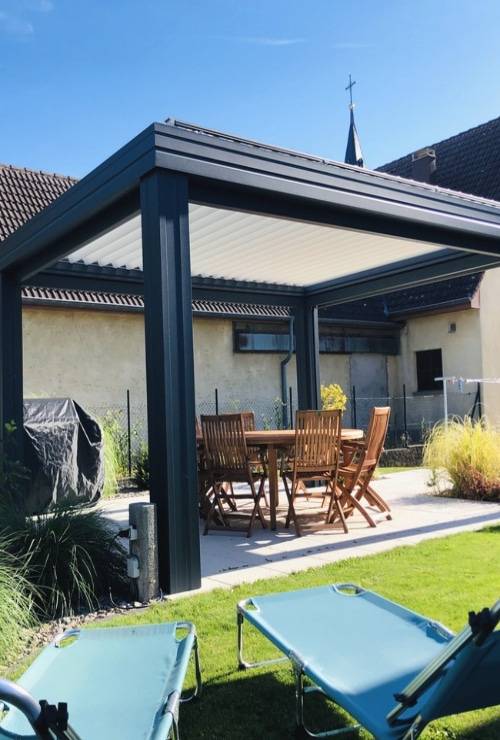 pergola-lames-orientables-gris-anthracite-jardin