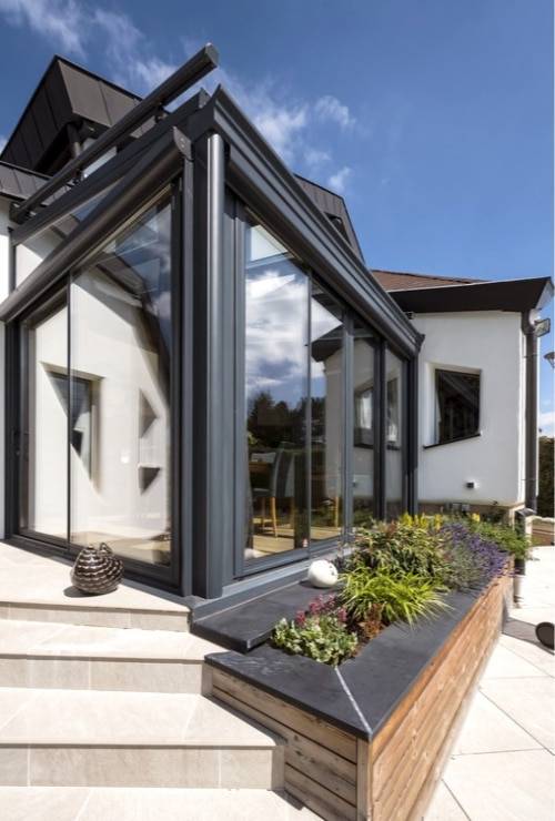 vignette_portrait veranda-gris-anthracite-toit-vitre-prolongement-maison