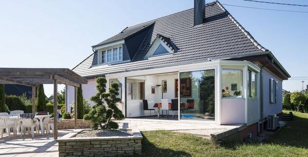 Véranda moderne adossée à une maison avec grande pergola bois