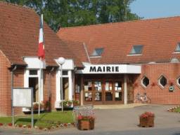 mairie Bâtiment municipal avec des jardinières de fleurs devant l'entrée