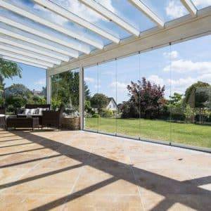 paroi Véranda moderne en verre offrant une vue panoramique sur le jardin