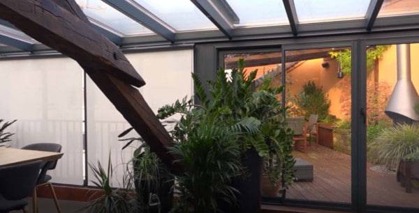 ralisations3-600x338 Véranda moderne avec toit vitré et décoration intérieure végétalisée