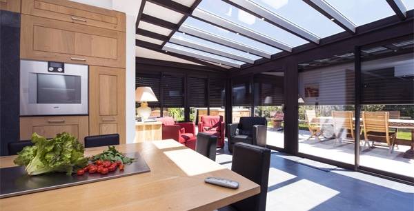 veranda-TRYBA-le-verandier-0025 Véranda lumineuse avec cuisine et salle à manger ouvertes